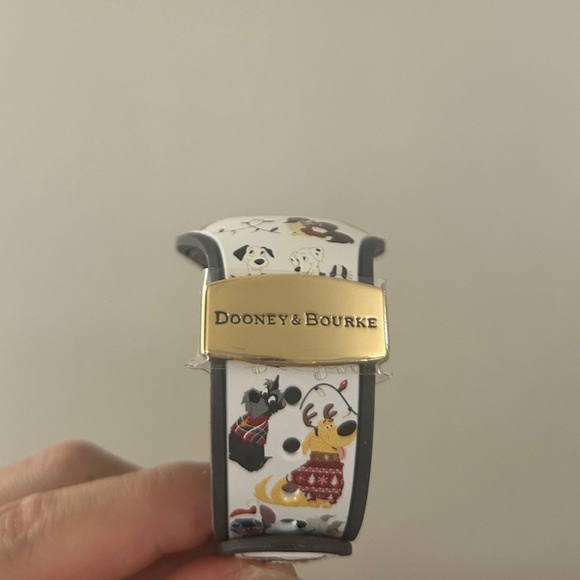 Disney Dooney & Bourke MagicBand 2, Holiday Dogs Limited Edition, Rare NWT - Picture 10 of 14